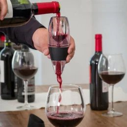 Decantor pentru maximizarea gustului si proprietatile vinului...